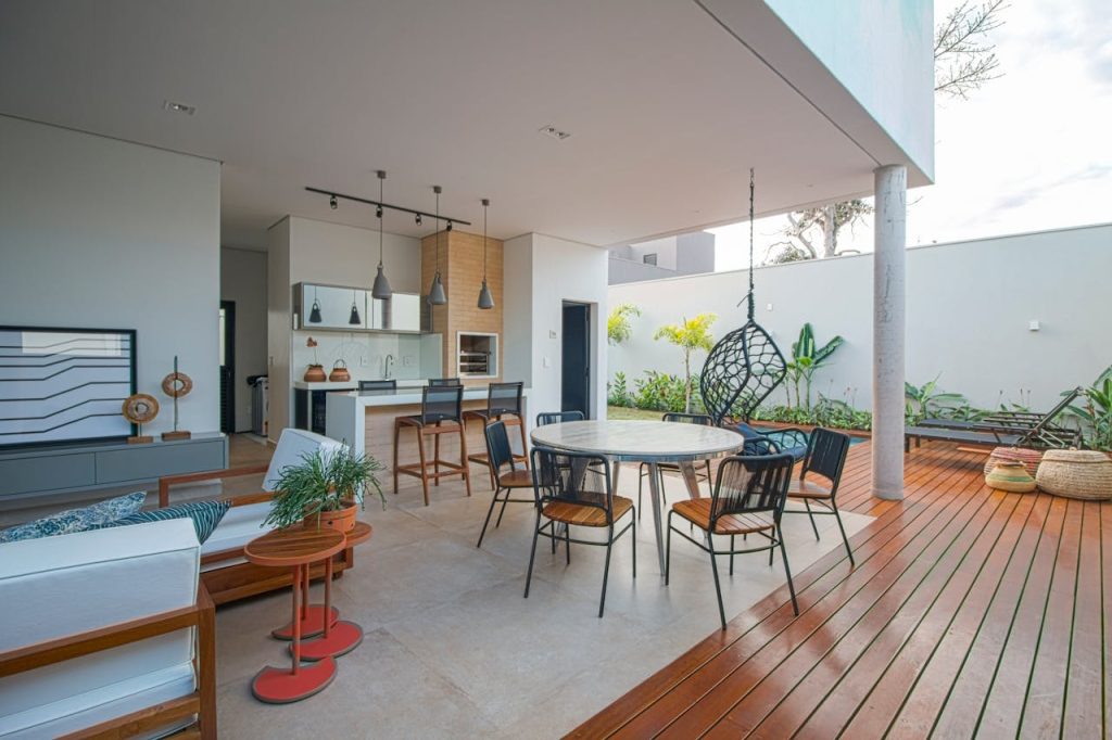 modern-house-with-kitchen-and-dining-room-connected-with-a-patio-13201420 Contemporary open-plan patio with kitchen and seating area, modern design.